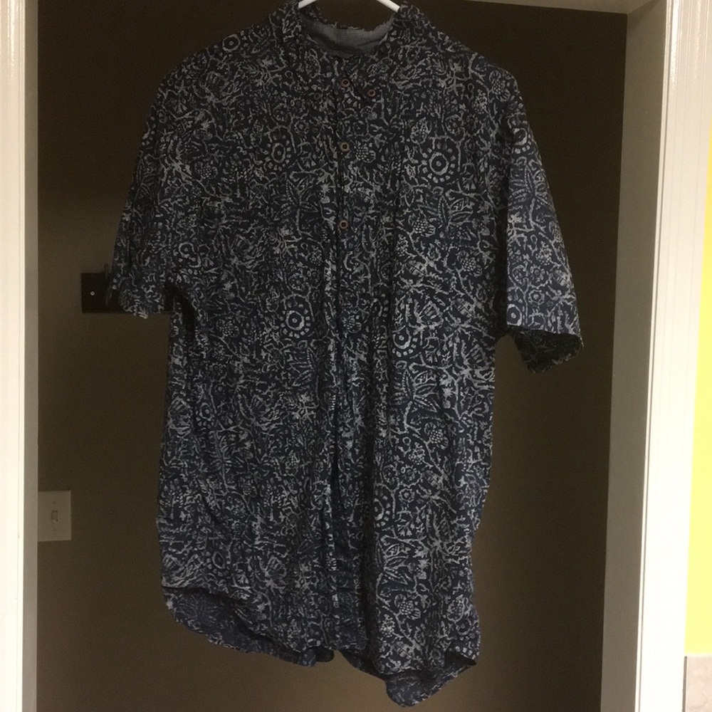 American Eagle Collared Button Down Shirt